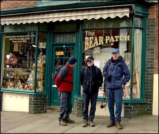 Peter 'window shopping', while Mick and Larry pose.